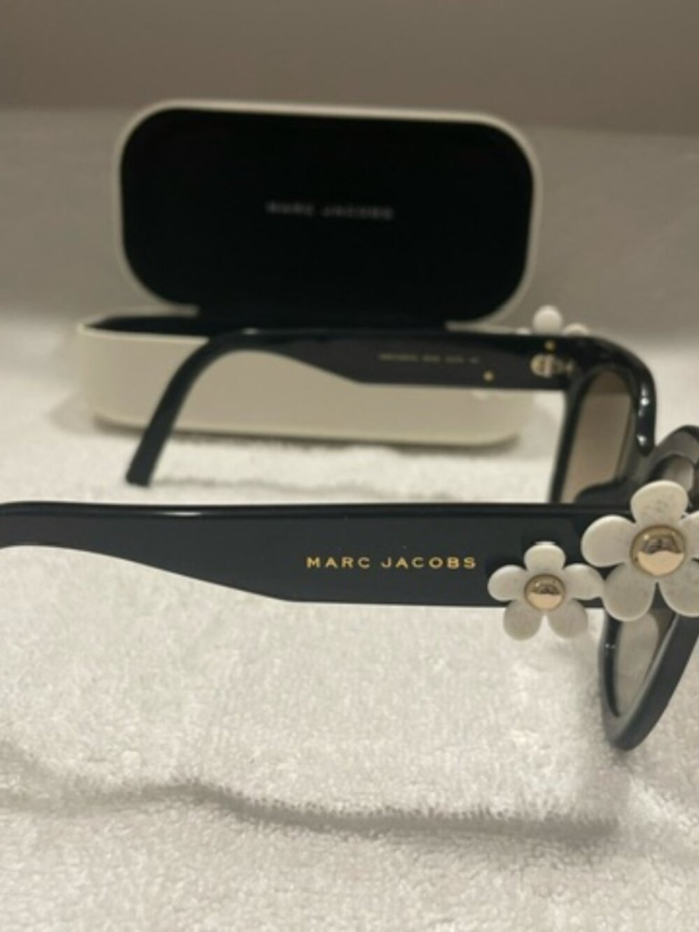 Marc Jacobs Daisy Motif Sunglasses black w/case.  Rare, Hard to Find.  OH SO CUT - Picture 8 of 8